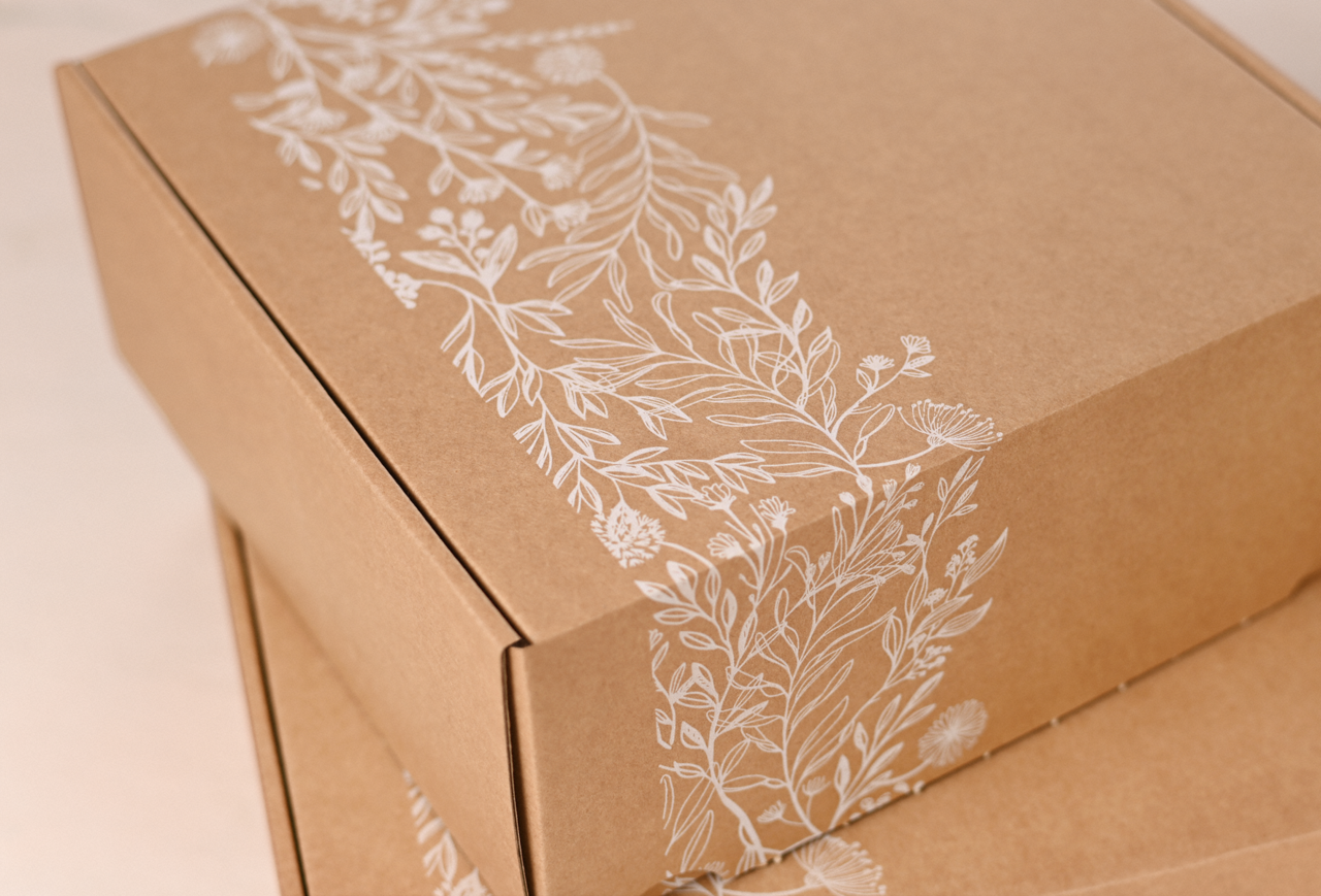 Design „NATURE“ mit elegantem foralen Aufdruck mit weißen Blüten und Blättern