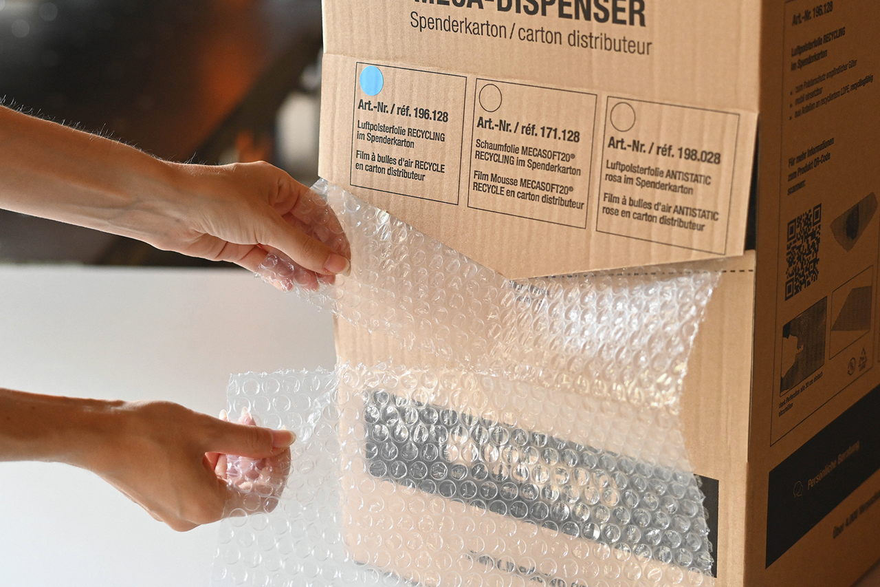 Die Folie kann einfach sowie zeitsparend ohne Cutter abgetrennt werden – dank integrierter Abreißperforation.