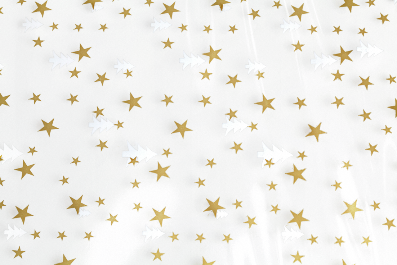 festlich – mit goldenen Sternen und weißen Weihnachtsbäumen bedruckt