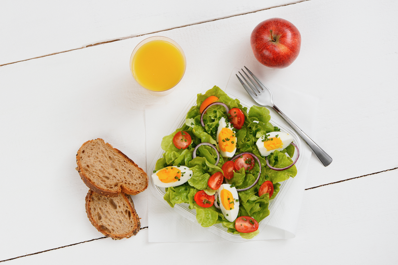 Salatschale aus PET quadratisch mit Deckel