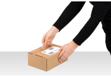 3. Empfänger öffnet das Paket einfach und schnell dank fadenverstärkter Aufreißhilfe.