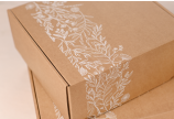 Design „NATURE“ mit elegantem foralen Aufdruck mit weißen Blüten und Blättern