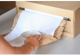 Einfach verpacken – Wabenpapier polstert zuverlässig, das integrierte Seidenpapier schützt empfindliche Oberflächen.
