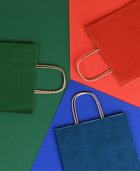 Bunte Papiertragetaschen im Kreis