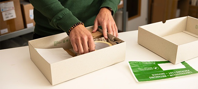 Kunde öffnet Gratis-Musterpaket von MEDEWO