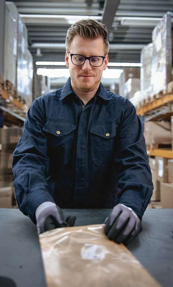 vci beutel wird von Lagermitarbeiter bef&uuml;llt 