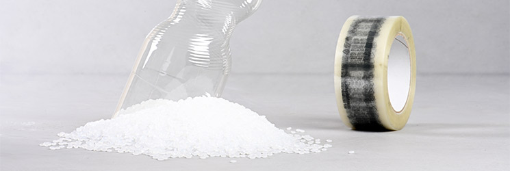 Rezyklat aus rPET Flasche und Klebeband