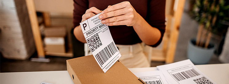 Versandaufkleber auf Postkarton