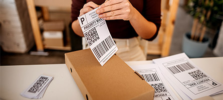 Versandaufkleber auf Postkarton