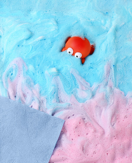 rosa und blau farbener Schaum mit Reinigungstuch