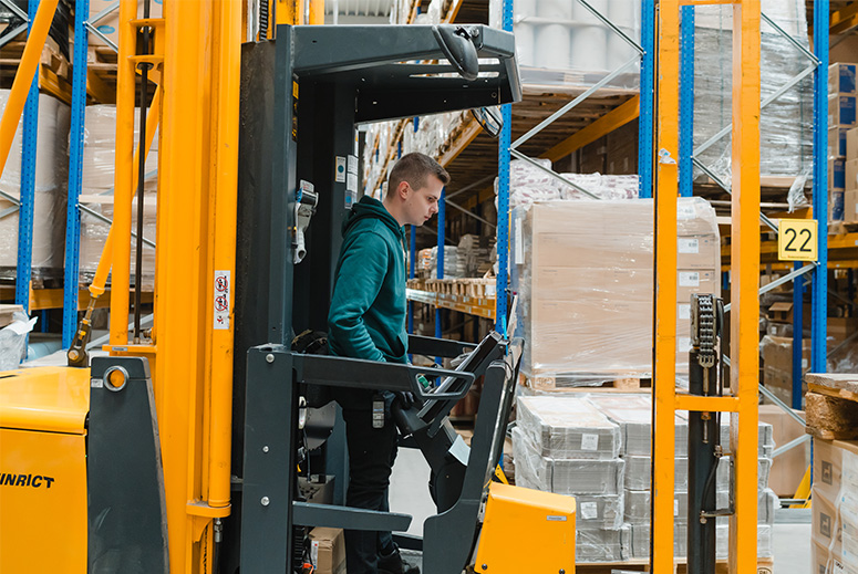 Hubwagen, Mitarbeiter im Lager