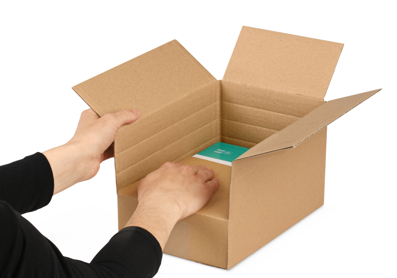 une boîte pour des contenus de différentes tailles grâce à une adaptation individuelle aux marchandises emballées – permet d'économiser de l'espace dans l'entrepôt et sur la table d'emballage, ainsi que des matériaux de remplissage