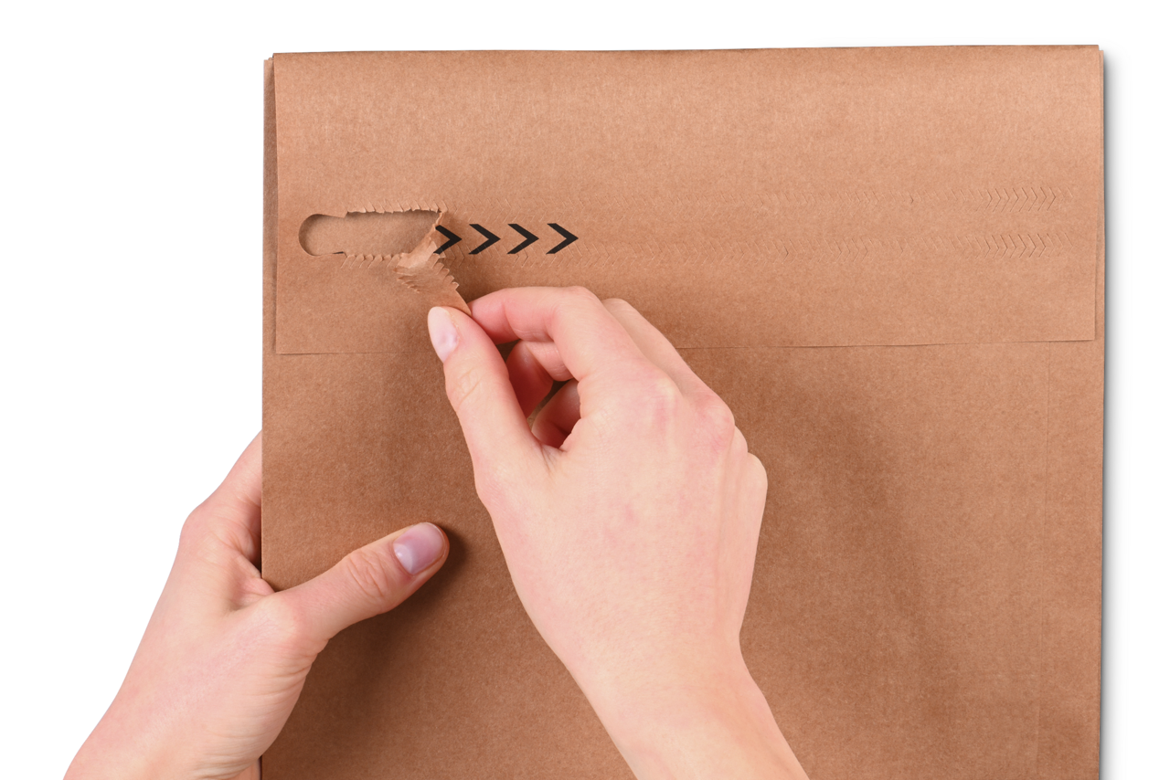 avec deux bandes adhésives et une perforation de déchirure