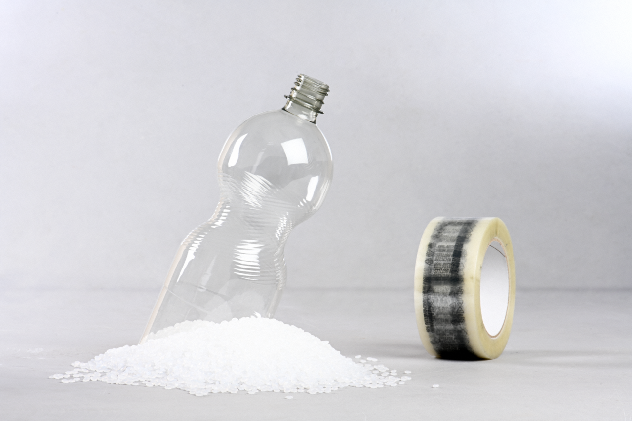 le code de recyclage et la mention du matériau recyclé sont imprimés sur le ruban d'emballage