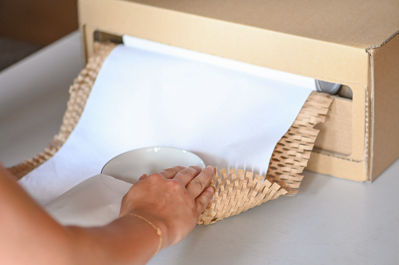 Emballage facile – le papier nid d'abeille rembourre de manière fiable, le papier de soie intégré protège les surfaces sensibles.