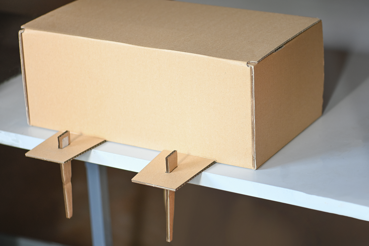 Le dispositif de fixation flexible permet un montage rapide et flexible sur n'importe quelle table d'emballage – selon vos souhaits.