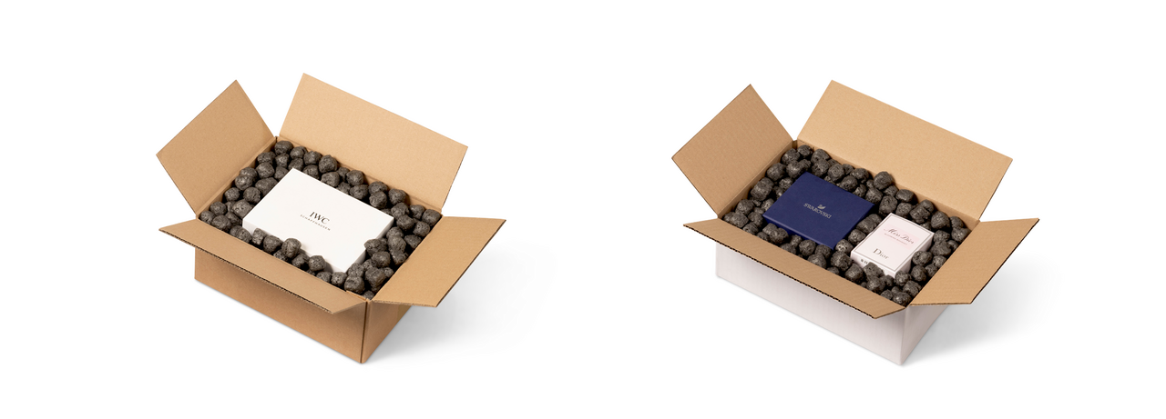 De raffinés flocons noirs en forme de cubes confèrent au contenu une élégance intemporelle.