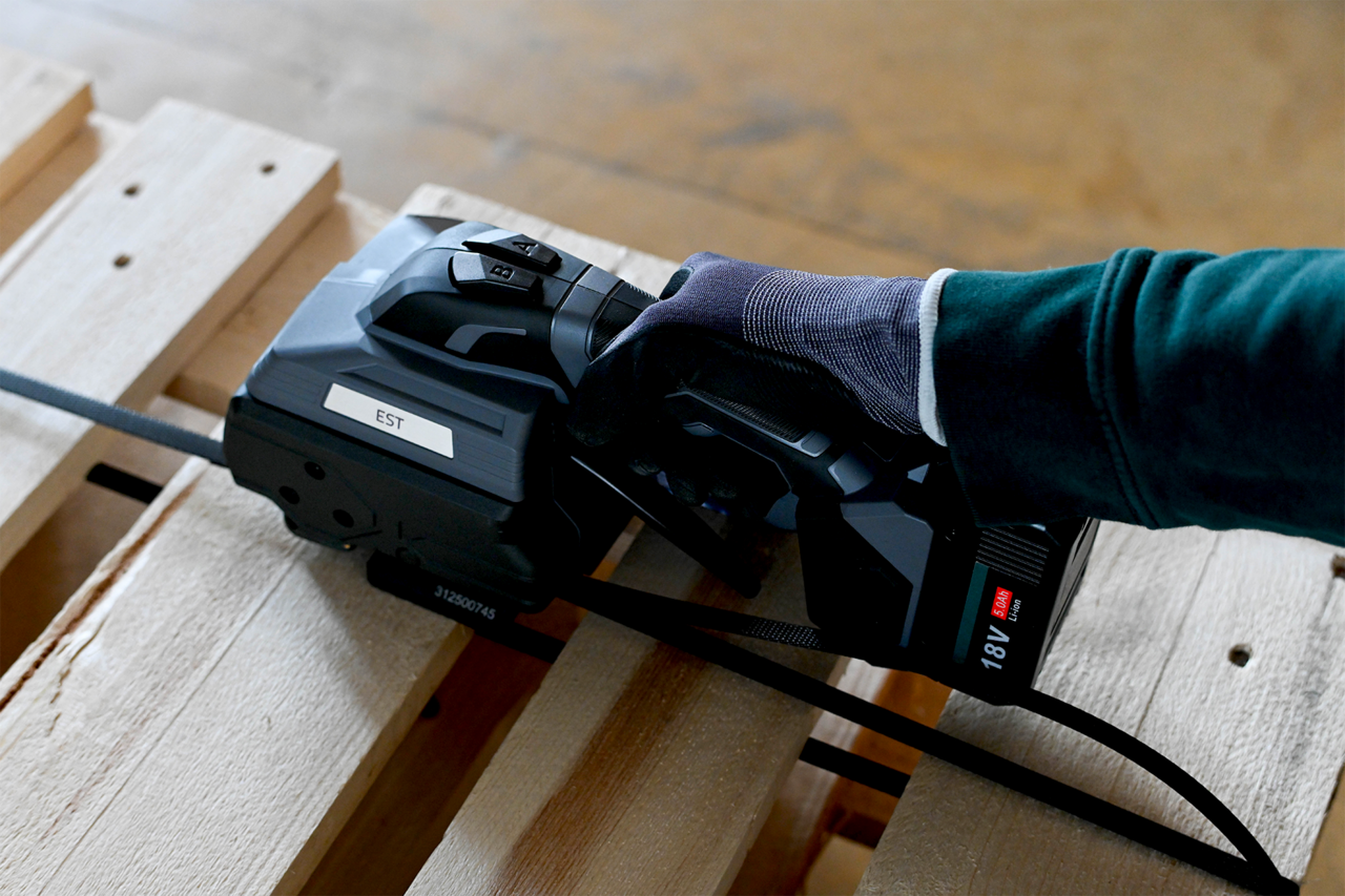 Compact, puissant et fiable, cet appareil est parfait pour les travaux quotidiens de cerclage lors de l'expédition de marchandises légères à moyennement lourdes.
