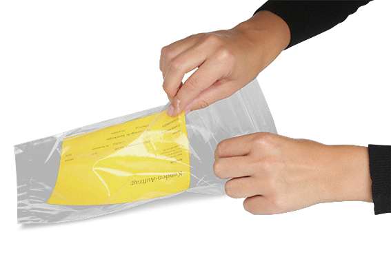 …glisser le document entièrement dans la poche extérieure…
