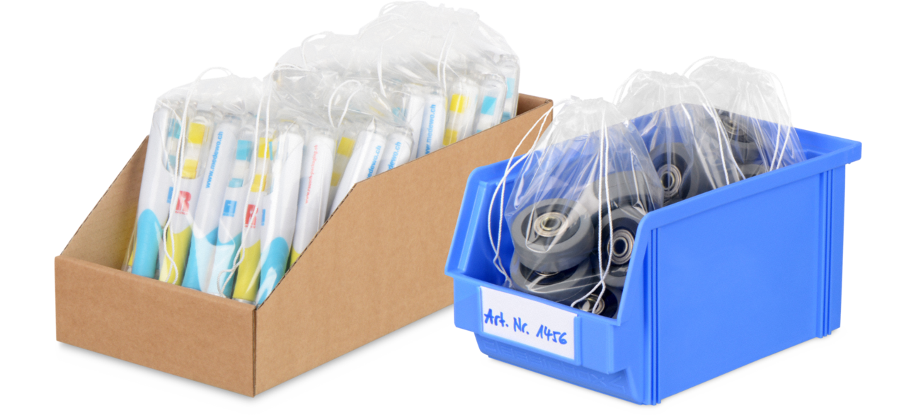 Ces boîtes de rangement et bacs à bec pratiques constituent le complément idéal des sachets à cordelette. Soit vous y prélevez des marchandises pour les mettre en sachet. Soit vous y classez des sachets déjà remplis.  