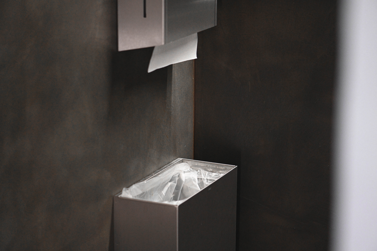 Convient également pour l'élimination des serviettes dans les sanitaires et les toilettes – hygiénique et fiable.