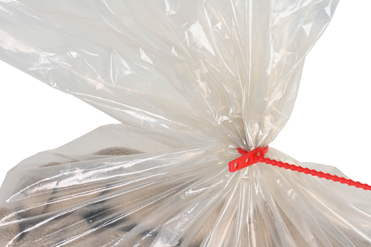Ce sac robuste est transparent et fabriqué à partir de matériaux 100 % recyclés.