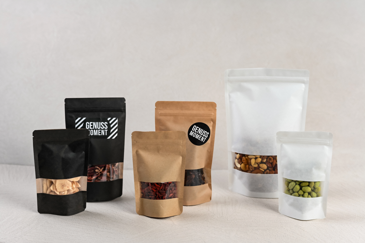 les sachets à fond plat avec fenêtre sont disponibles en noir, marron et blanc