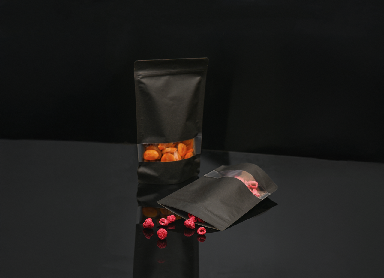Sachet autoporteur noir avec fenêtre transparente