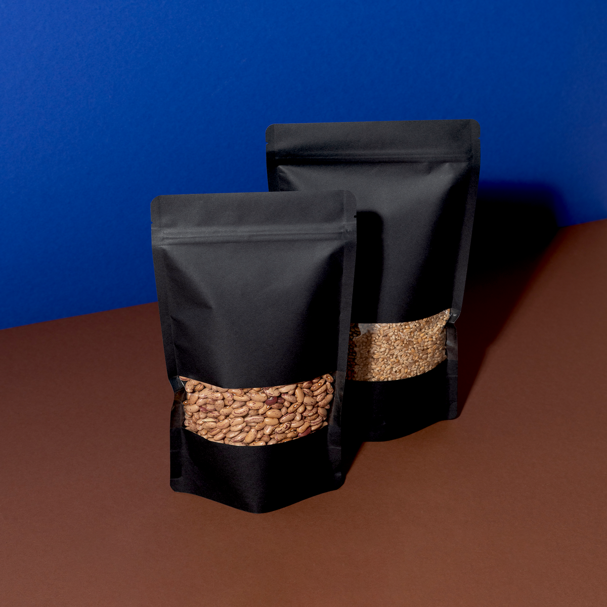 Sachet autoporteur noir avec fenêtre transparente