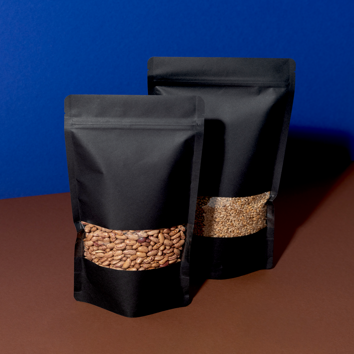 Sachet autoporteur noir avec fenêtre transparente