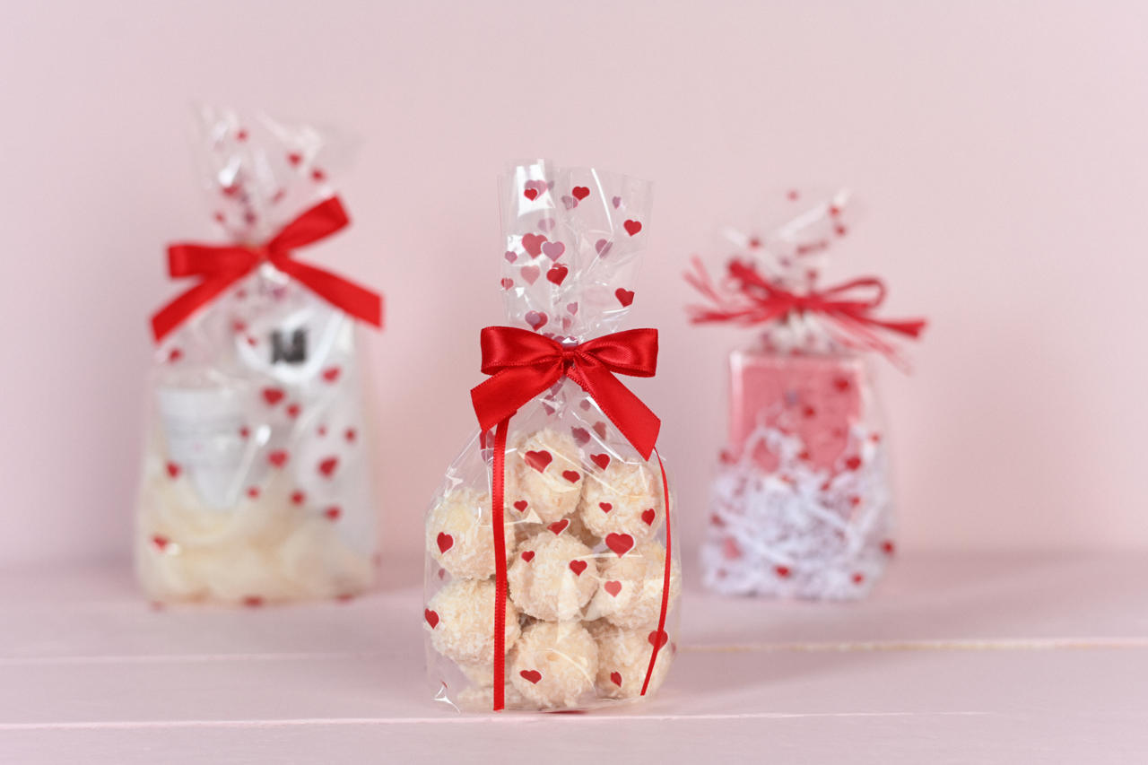sachet cadeau avec motif de cœurs pour la fête des mères, la Saint-Valentin ou de petits cadeaux venant du cœur 
