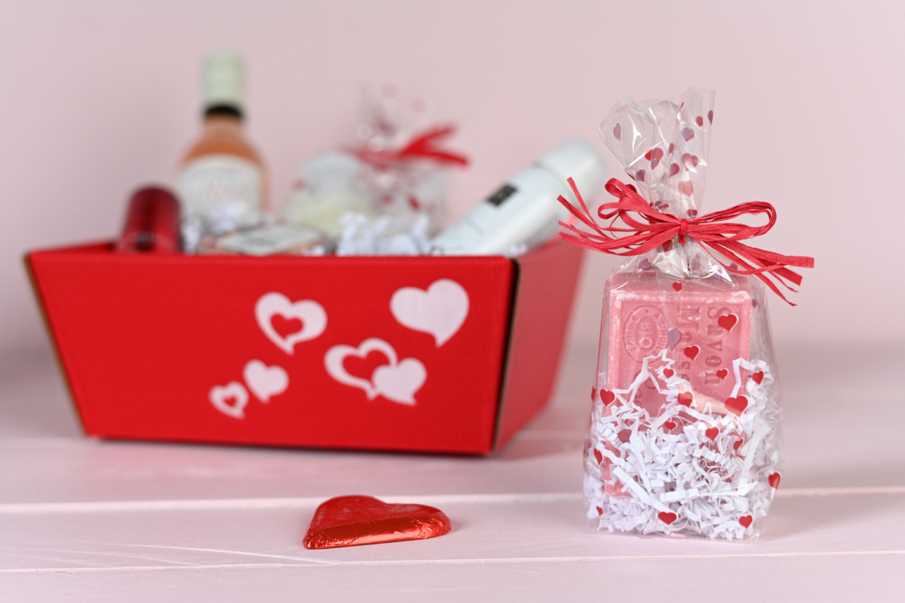 combinez le sachet avec le panier cadeau assorti avec des cœurs 