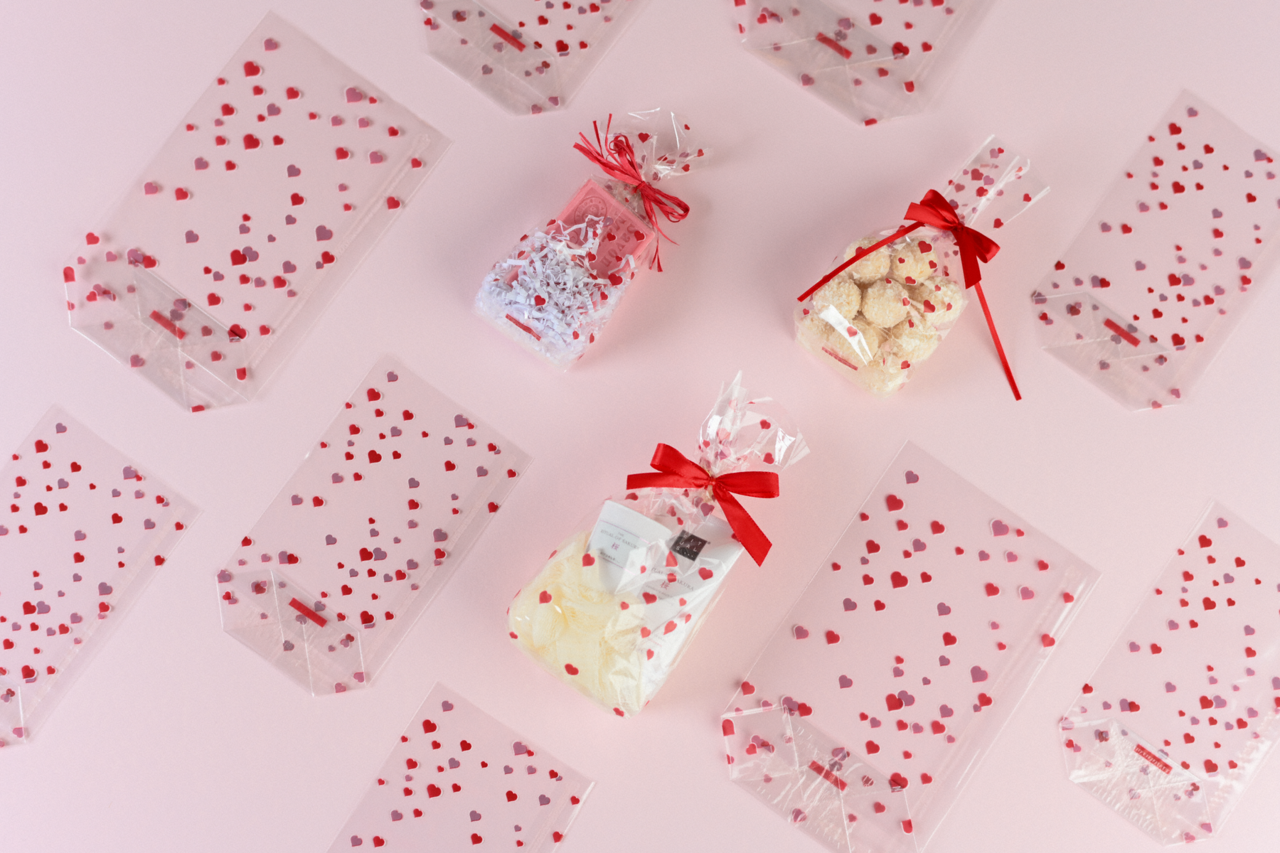 Sachet à fond croisé transparent avec coeurs
