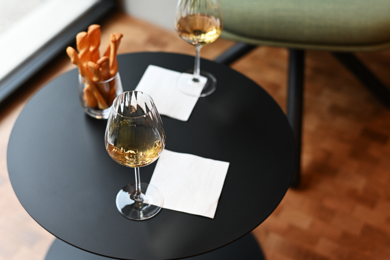 support élégant pour les verres, les snacks et les amuse-bouches 