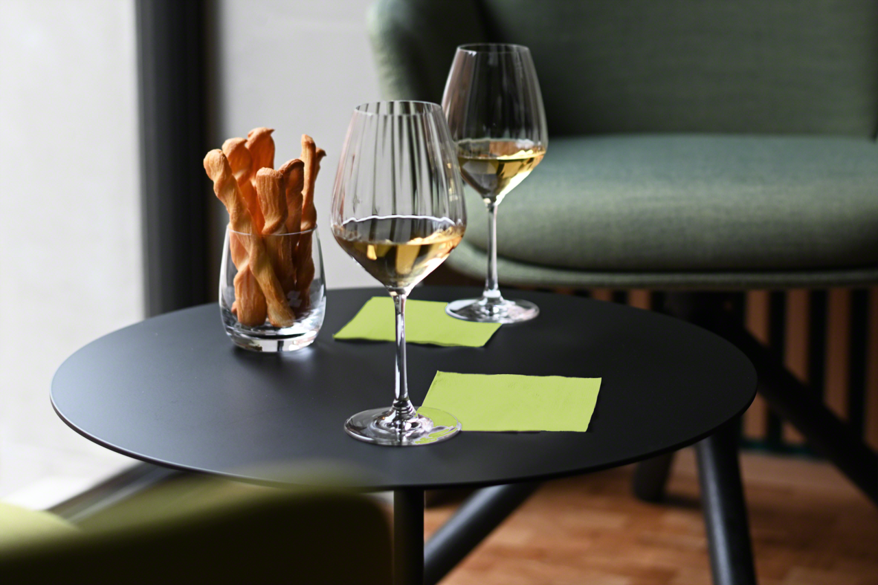 Parfaitement adaptée comme support pour les verres, les snacks et les amuse-bouches 