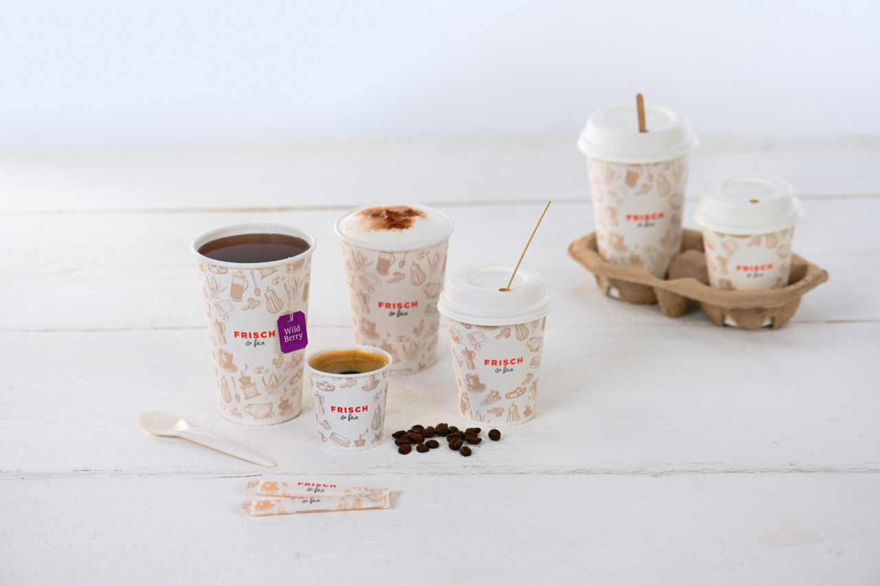 Transportez vos boissons chaudes en toute sécurité – vous trouverez des supports pratiques pour 2 ou 4 gobelets en papier pressé écologique sur rausch-packaging.ch 