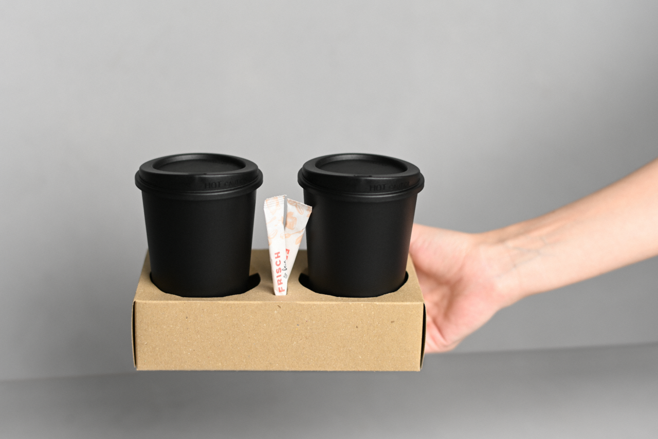 les gobelets réutilisables s'adaptent parfaitement à notre support de transport en carton 