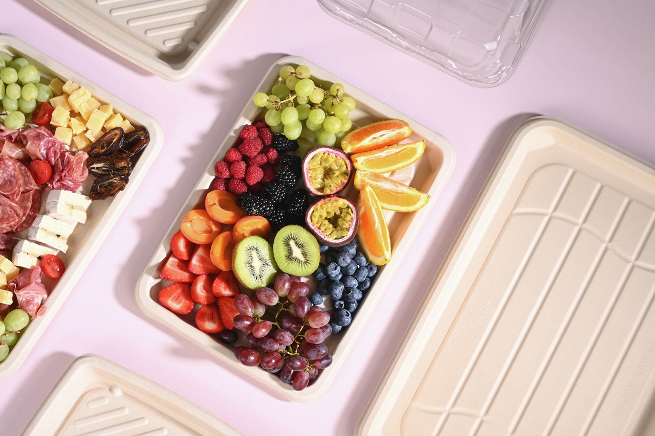 des couvercles en rPET adaptés, préservant les ressources, disponibles en option – parfaits pour transporter les plats de service en tout sécurité, les empiler pour économiser de l’espace et les conserver frais longtemps