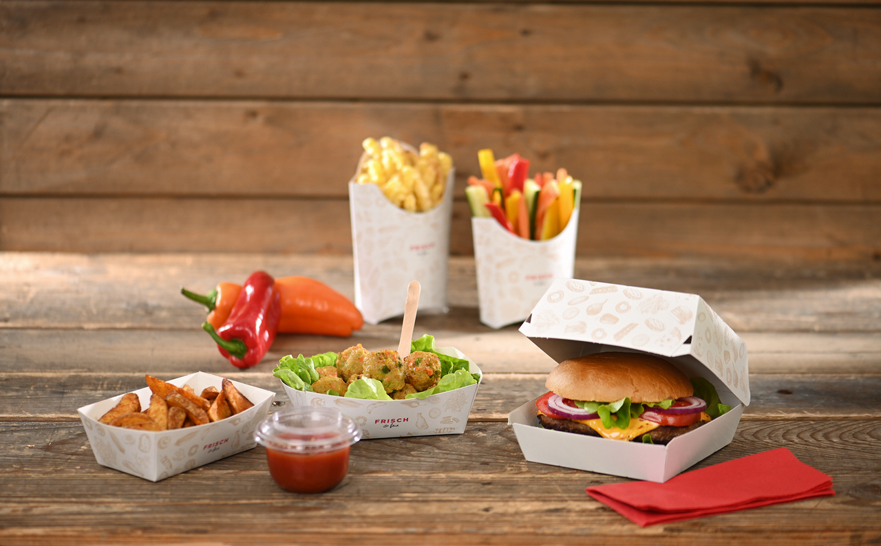 La boîte burger à emporter est, comme la barquette à snacks et la barquette à frites de la ligne «FRISCH & fein», un emballage idéal pour votre offre de snacks.