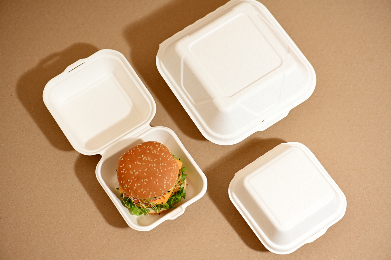 Dans la grande boîte à burger en bagasse, vous pouvez placer rapidement et facilement des burgers XXL ainsi que des accompagnements.