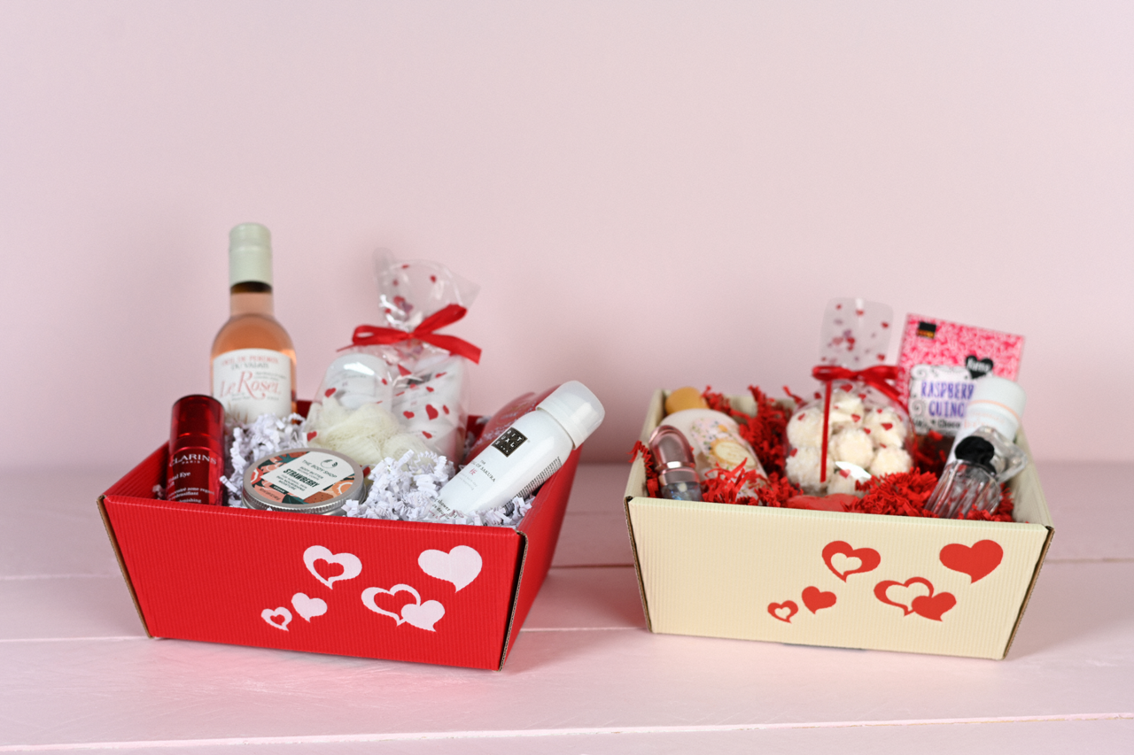 paniers-cadeaux de couleur crème ou rouge pour emballer élégamment des cadeaux à l'occasion de la Saint-Valentin, la fête des mères, un anniversaire, un mariage, etc. 
