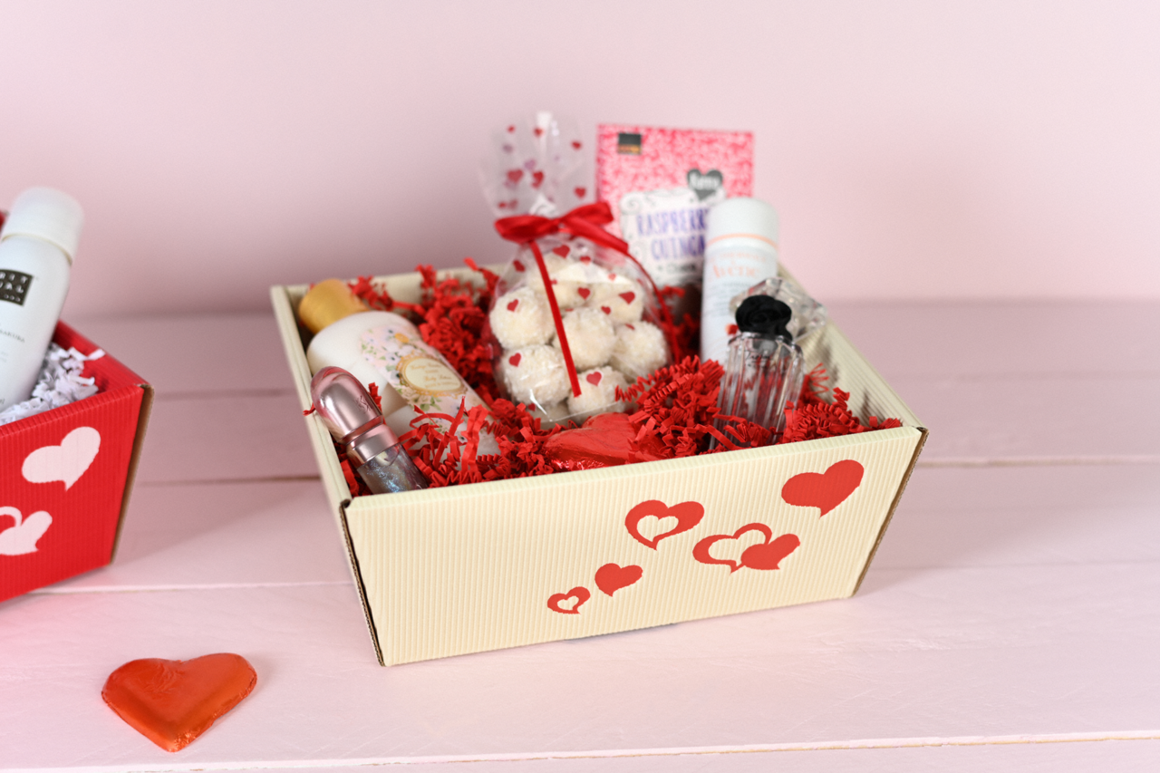 Panier cadeau avec cœurs