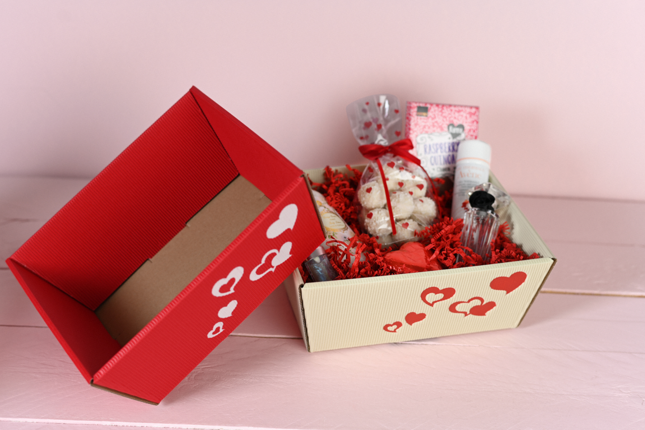 Panier cadeau avec cœurs