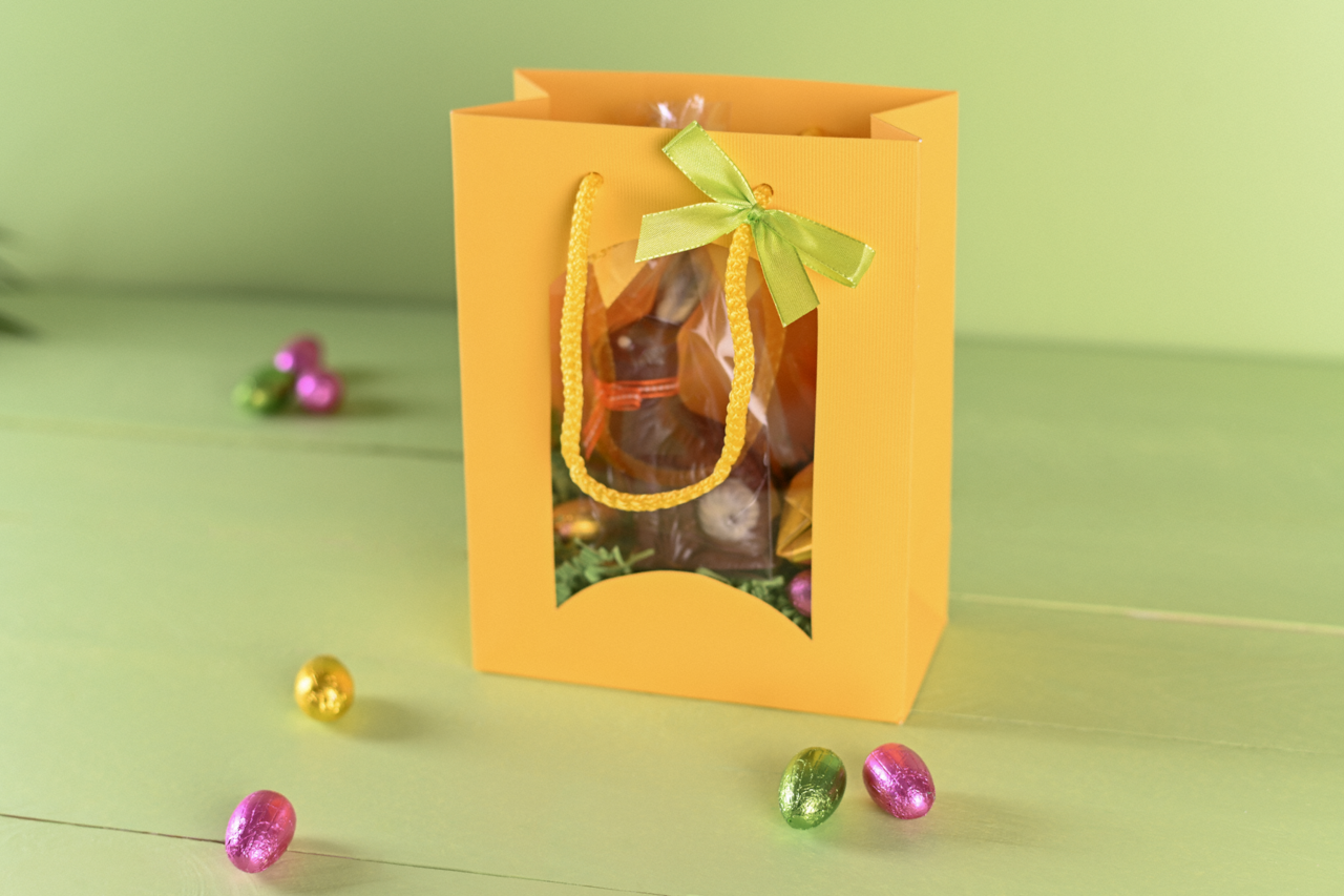 un sac cadeau élégant qui peut aussi servir de nid pour Pâques 