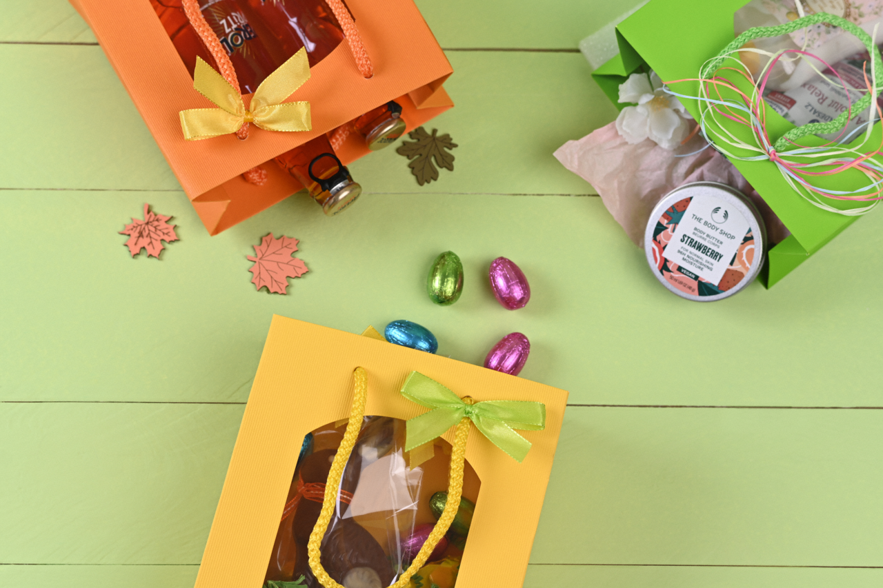 des sacs cadeaux solides en papier dans des couleurs printanières colorées apportent une joie supplémentaire lors de l'envoi de cadeaux 