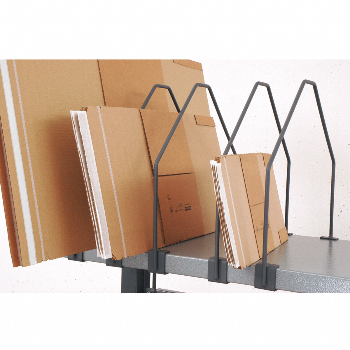 Etagère pour carton avec arceaux - boîtes et cartons toujours à porté de la main