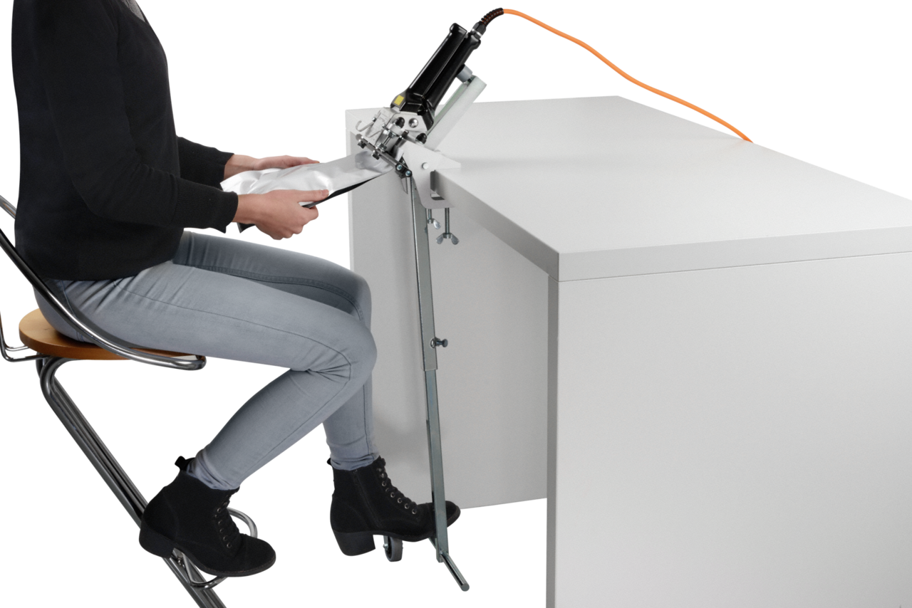 pince de table pratique (réf. 247.245) pour fixer les pinces à sceller sur la table de travail - pour un travail efficace: les mains restent libres pour tenir le matériau, le processus de travail est déclenché par la pédale
