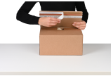 2. Introduire la marchandise, fermer avec la bande autocollante supérieure et procéder à l’envoi.