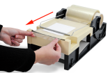 Faites avancer le film et séparez-le le long de la perforation.