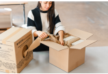 Le carton distributeur avec matériau de remplissage peut être utilisé de manière mobile sur ou autour de la table d'emballage